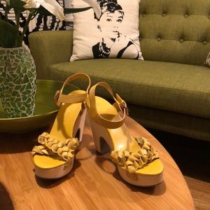 Gap Platform Heels Sandals Yellow Leather Wood Sole Size 9